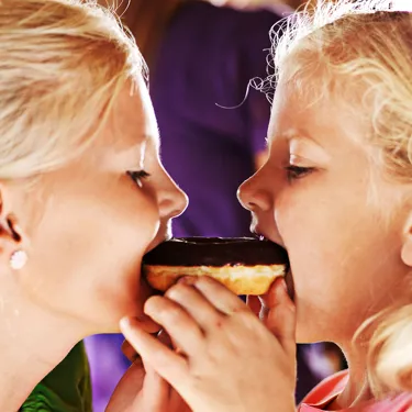 zwei Kinder essen einen Donut im LEGOLAND Restaurant Einstein Cafe