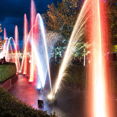 beleuchtete Wasserfontänen bei Langen Nächten im LEGOLAND Deutschland