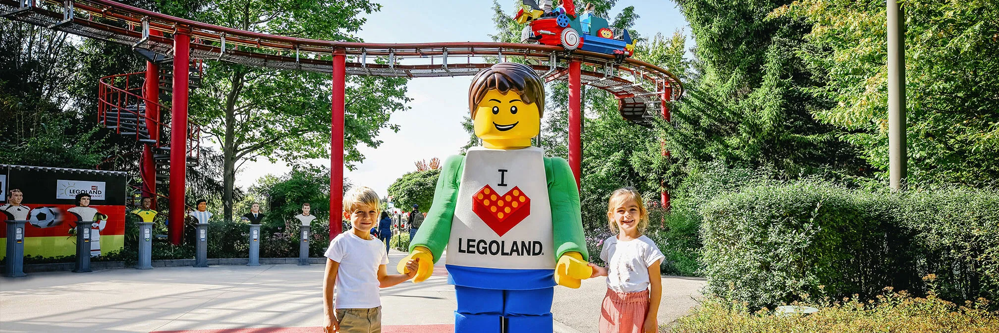 LEGO Boy se dvěma dětmi v zábavním parku LEGOLAND IMAGINATION