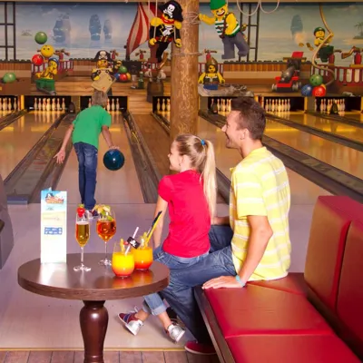 Familie beim Bowlen im LEGOLAND Feriendorf