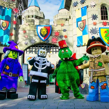 LEGOLAND Bewohner an Halloween vor Burg