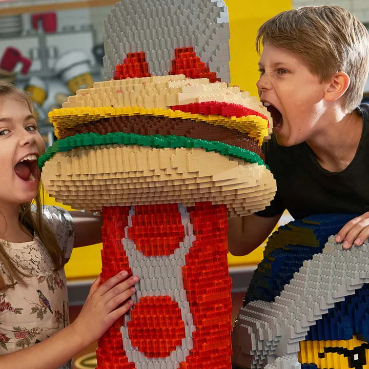 Deti s velkým LEGO hamburgerem v restauraci LEGOLAND STARS Grill House