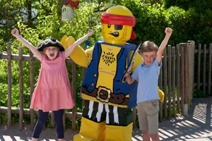 Kinder mit LEGOLAND Bewohner Pirate Boy
