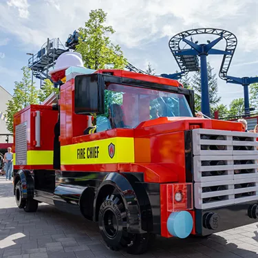 großes rotes Feuerwehrauto bei LEGOLAND Parade