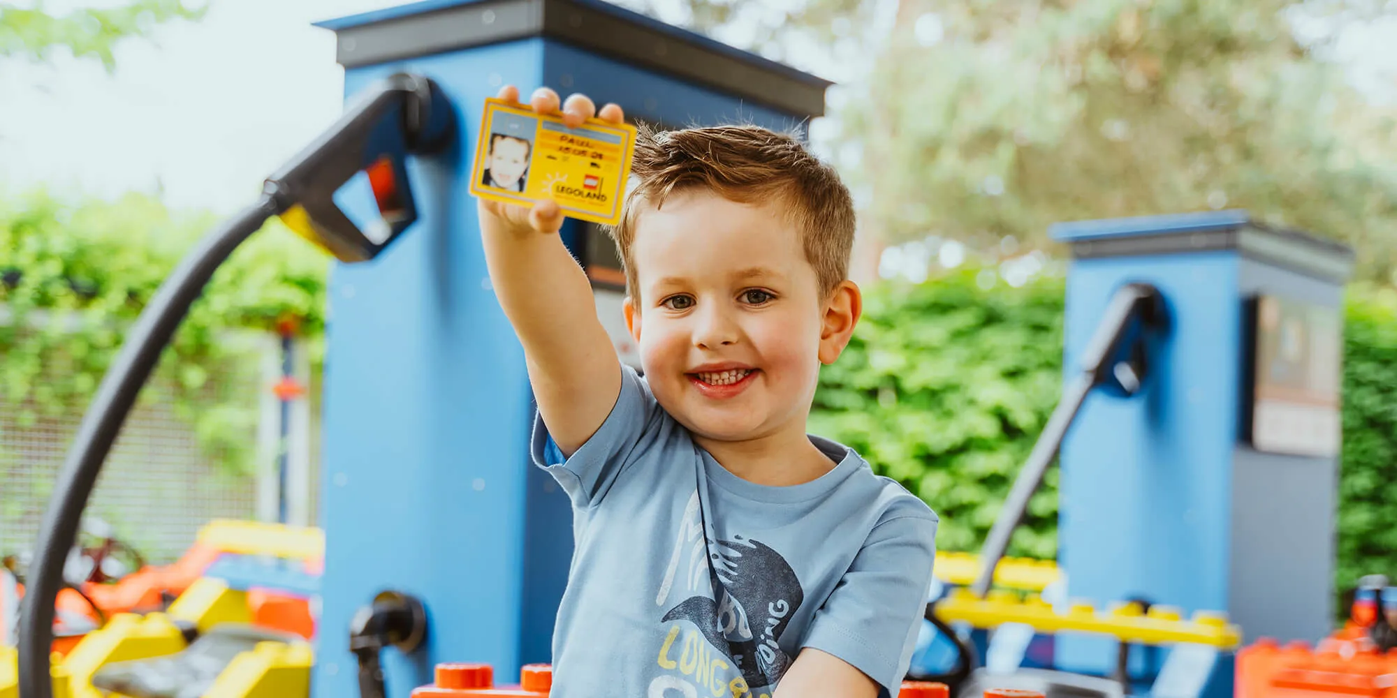 Malý chlapec s ridicským prukazem v autoškole LEGOLAND Junior