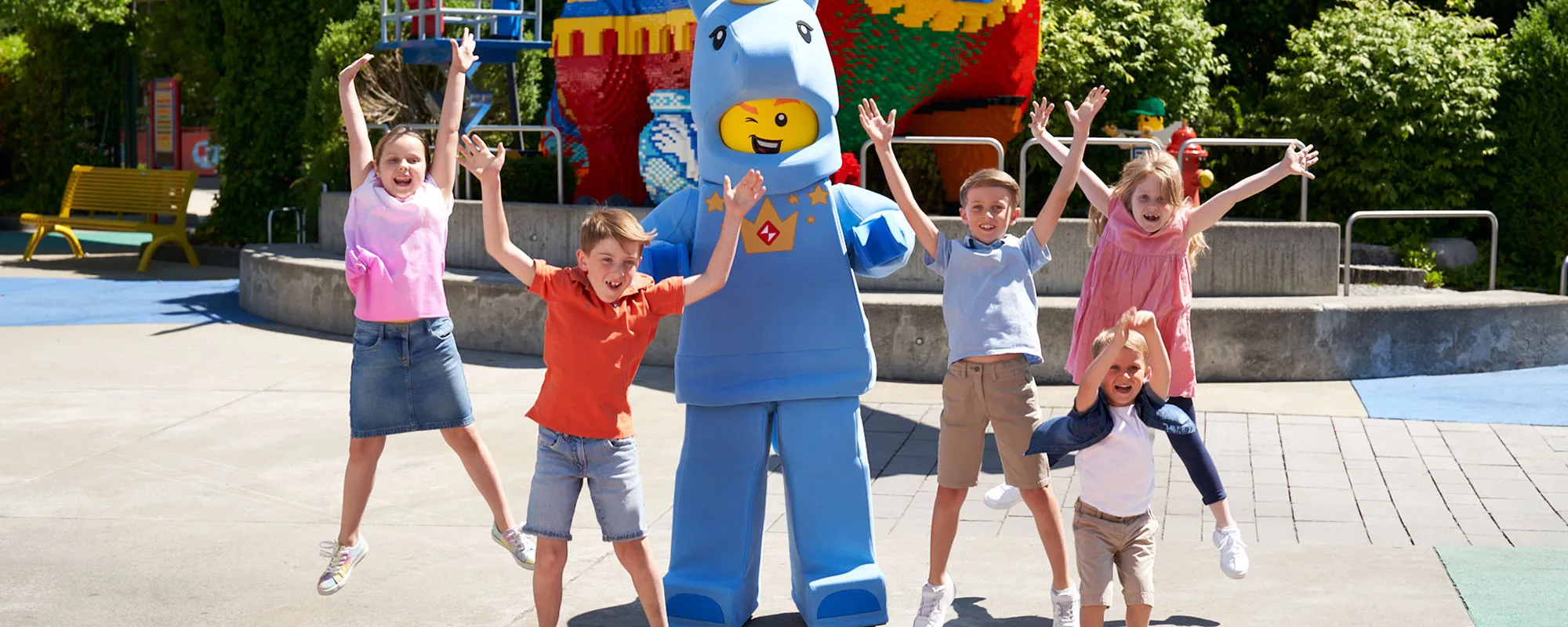 Jednorožec a skákající děti za letní zábavou v LEGOLAND Deutschland