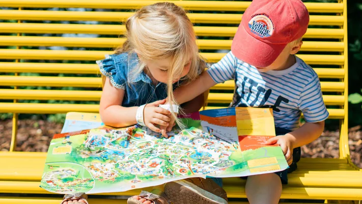 Kinder lesen LEGOLAND Parkplan