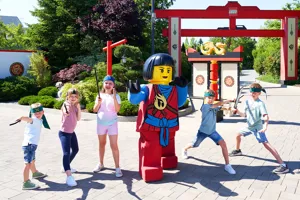 Kinder mit LEGOLAND Bewohner Ninjago Nya