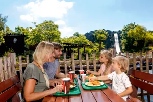 Familie isst Schnitzel und Pommes im LEGOLAND Restaurant Schnitzel Depot