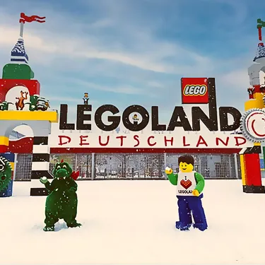 Oli e LEGO Boy nella neve davanti al portale di LEGOLAND