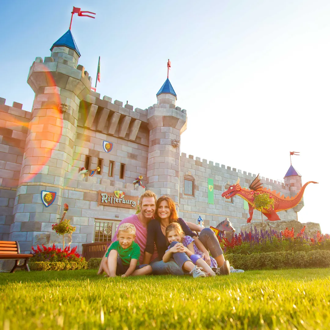 Rodina před hotelem Ritterburg v prázdninové vesničce LEGOLAND