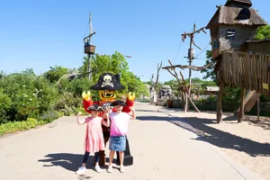 Kinder mit LEGOLAND mit großer Piraten-Figur