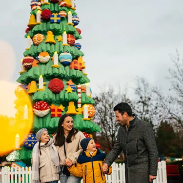 Famiglia davanti all'albero di Natale DUPLO a WinterWonder LEGOLAND