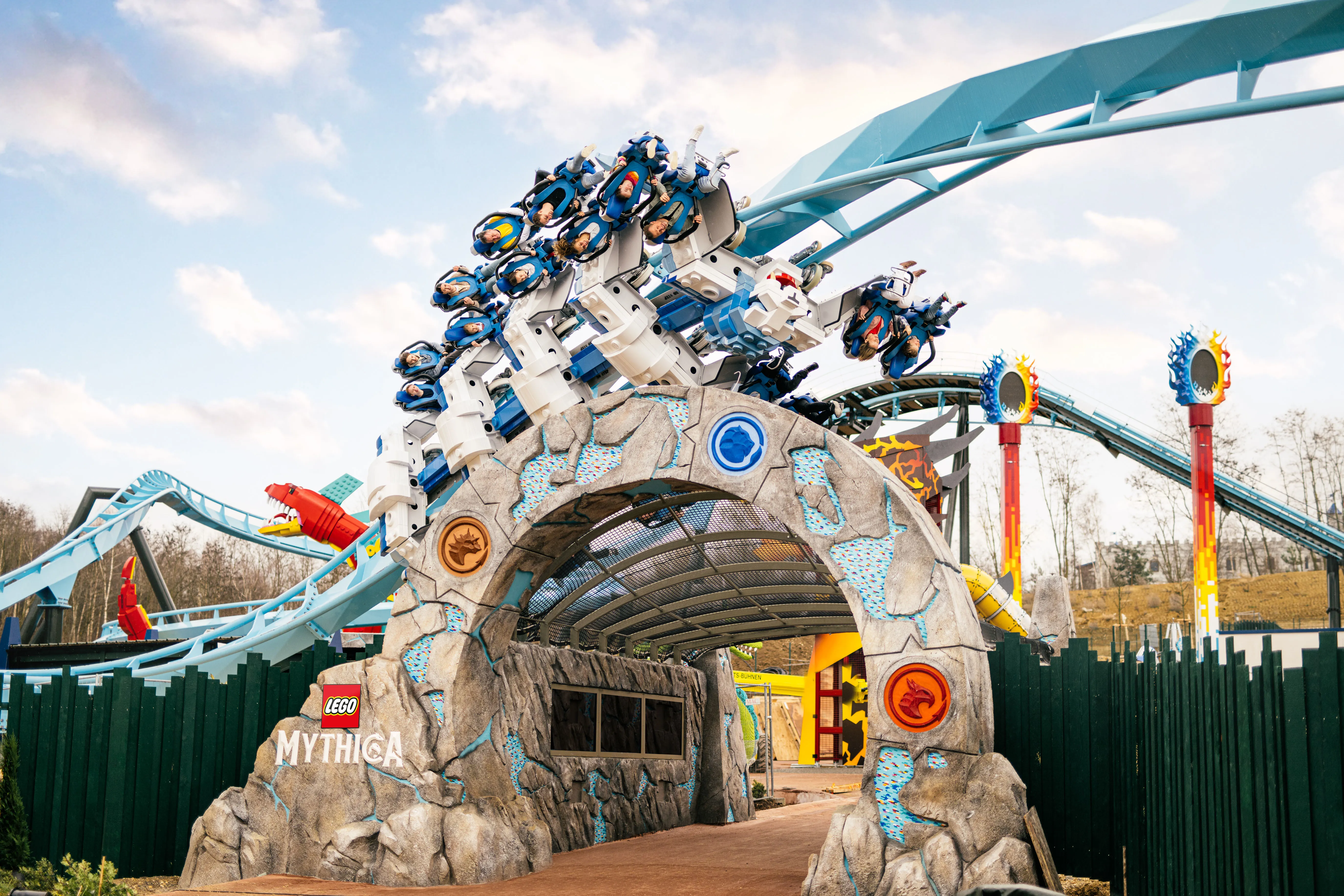  In the Wing Coaster Maximus upside down through LEGOLAND Deutschland in front of the LEGO MYTHICA portal