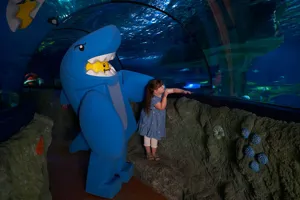 Mädchen im LEGOLAND Aquarium mit LEGOLAND Bewohner Skarkboy