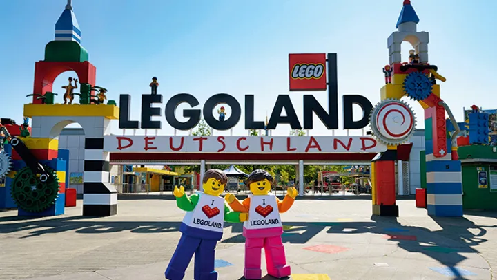 LEGOLAND Deutschland Eingangsbereich mit zwei Walking Charactern