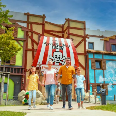 Familie vor Pirateninsel Hotel im LEGOLAND Feriendorf