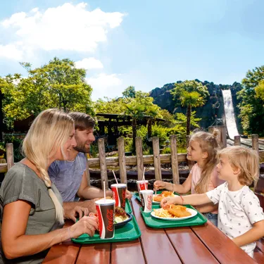 Familie im LEGOLAND Restaurant Schnitzel Depot