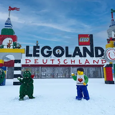 Oli e LEGO Boy nella neve davanti al portale di LEGOLAND