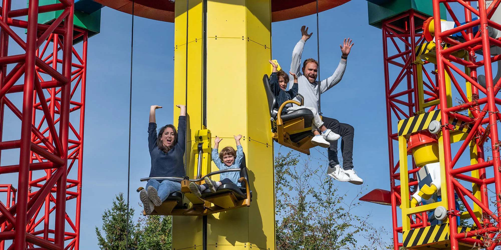 Rodina na detské atrakci Power Tower v LEGOLANDu