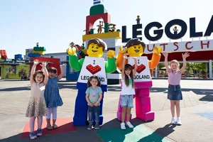 LEGOLAND Boy & LEGOLAND Girl vor Portal mit Kindern