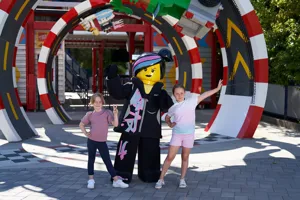 Kinder mit LEGOLAND Bewohnerin Wyldstyle