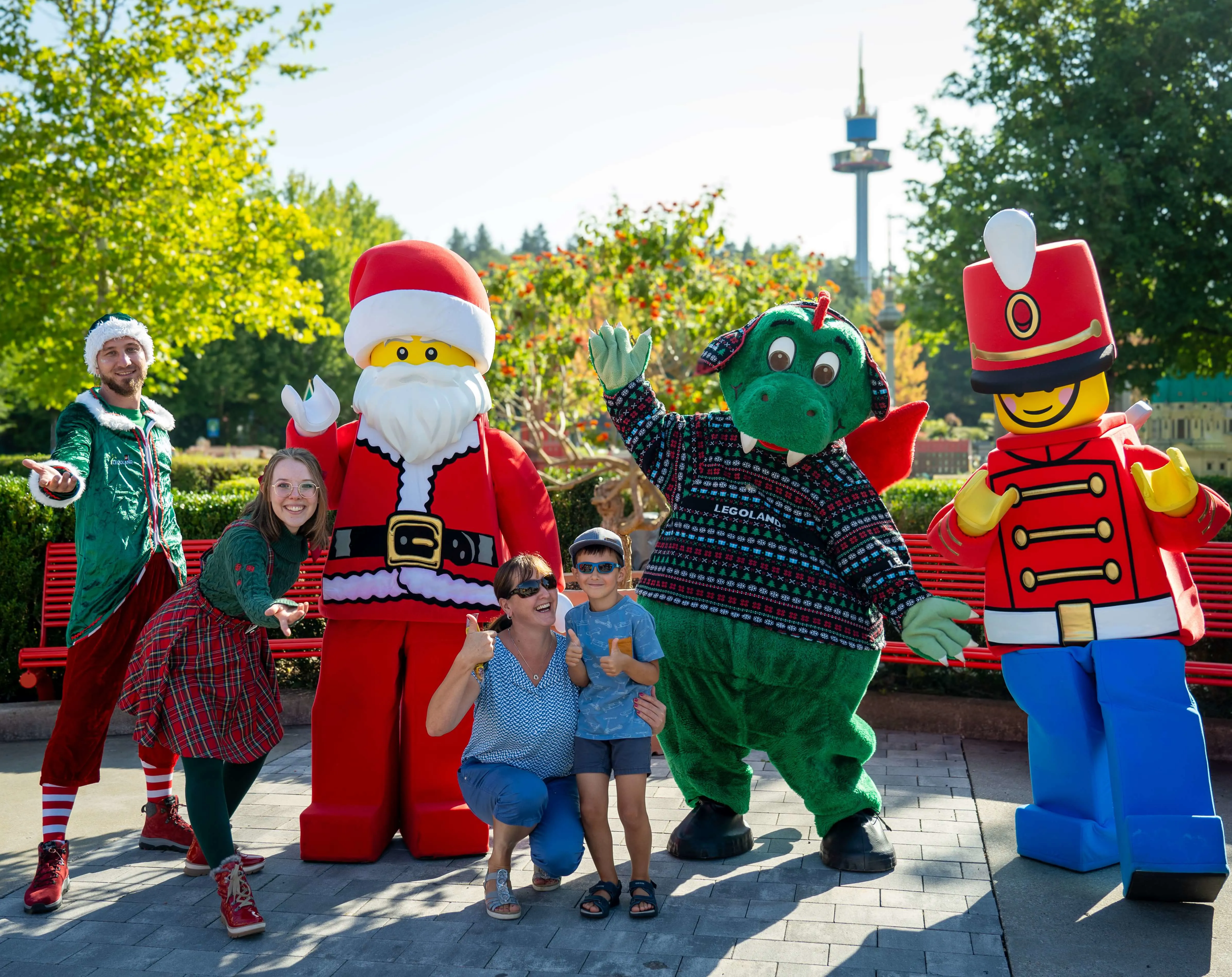 Parkdrache Olli feiert Weihnachten Im August