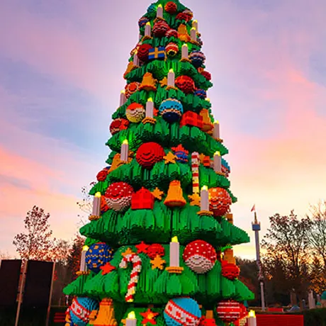 großer Weihnachtsbaum aus LEGO Steinen im LEGOLAND Deutschland