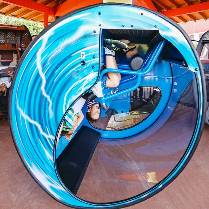 Kinder im LEGOLAND Fahrgeschäft Spinjitzu Spinner