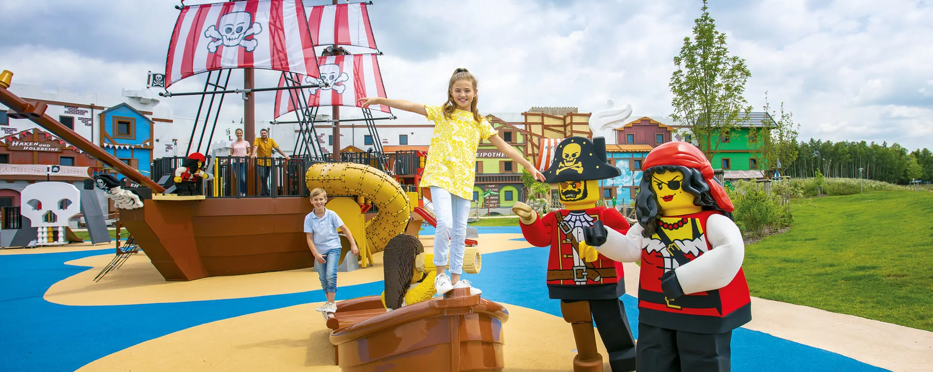 Prázdninová vesnička LEGOLAND s dětmi na pirátském hřišti
