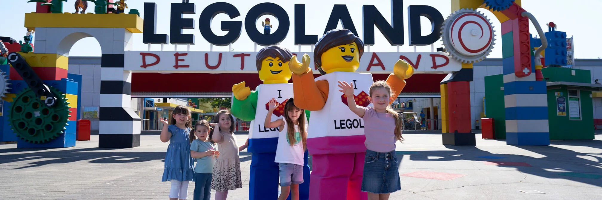 Kontakt LEGOLAND Deutschland s dětmi před portálem
