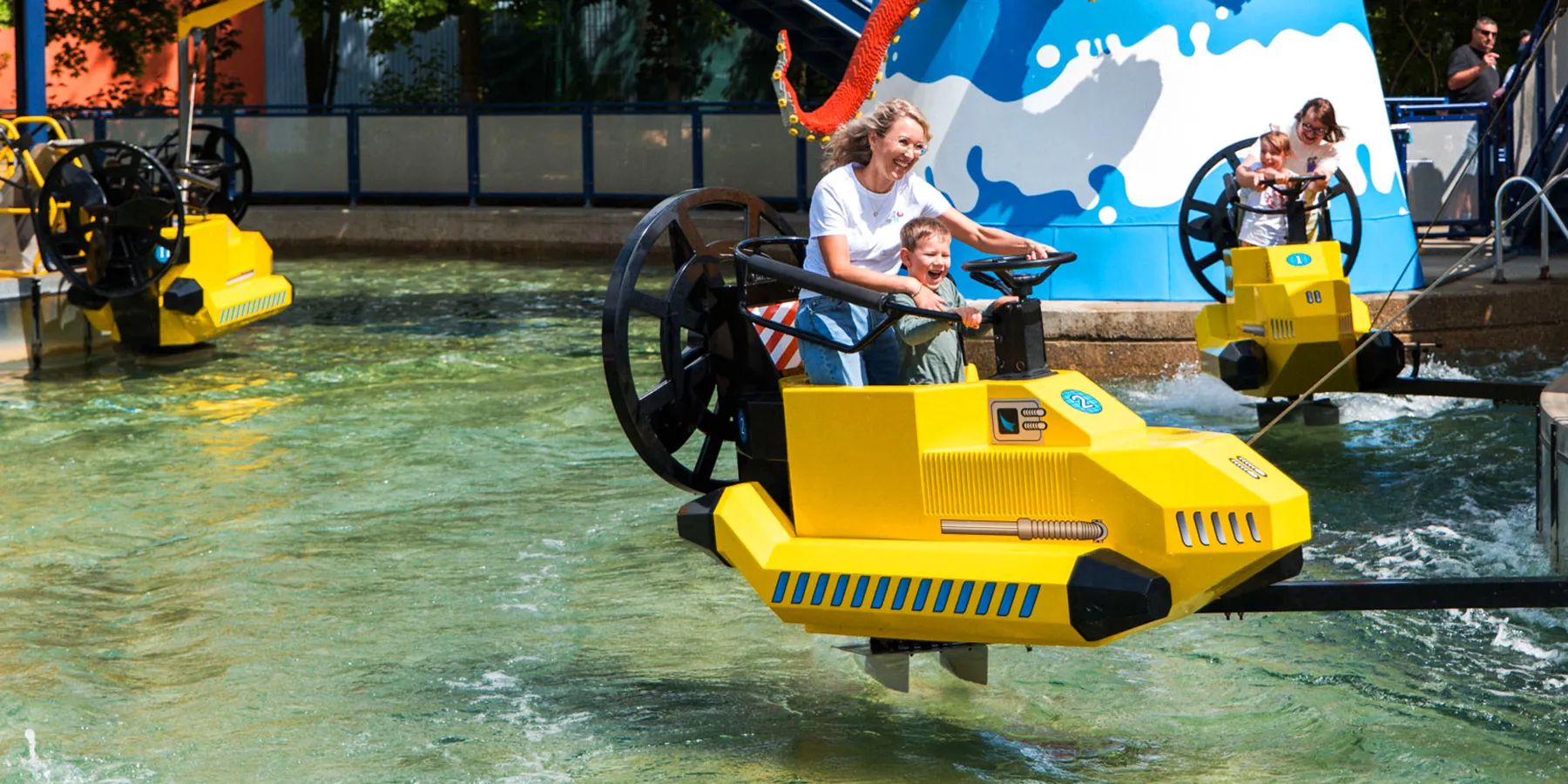 Famiglia su un surfista a LEGOLAND Germania