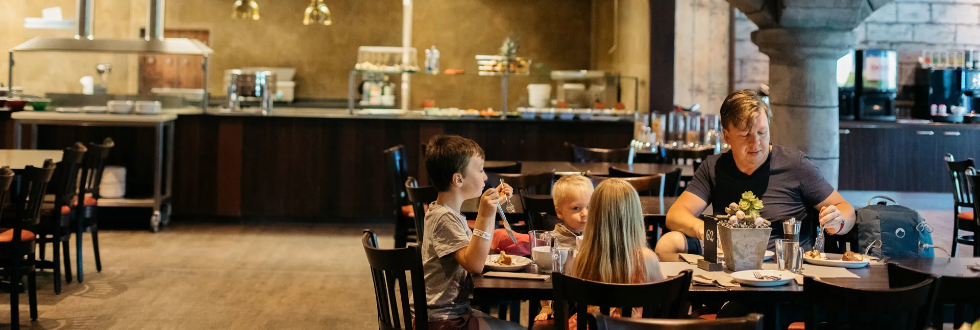 Rodina v restauraci LEGOLAND Zur Tafelrunde
