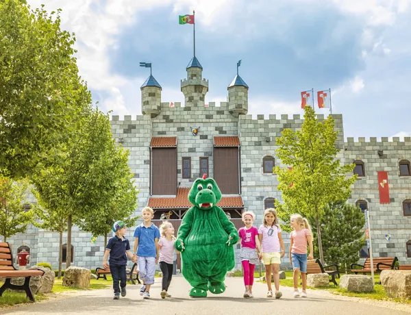 LEGOLAND® Feriendorf - Burgen - Außenansicht - mit Olli