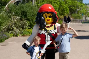Kinder mit LEGOLAND Bewohnerin Pirate Girl