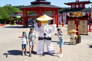 Kinder mit LEGOLAND Bewohner Ninjago Meister Wu
