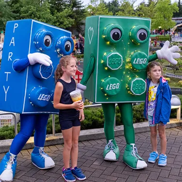 Blue Brick und Green Brick mit zwei Kindern im LEGOLAND MINILAND