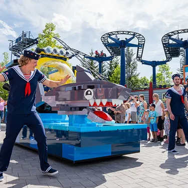 Tänzer und Motivwagen bei LEGOLAND Parade