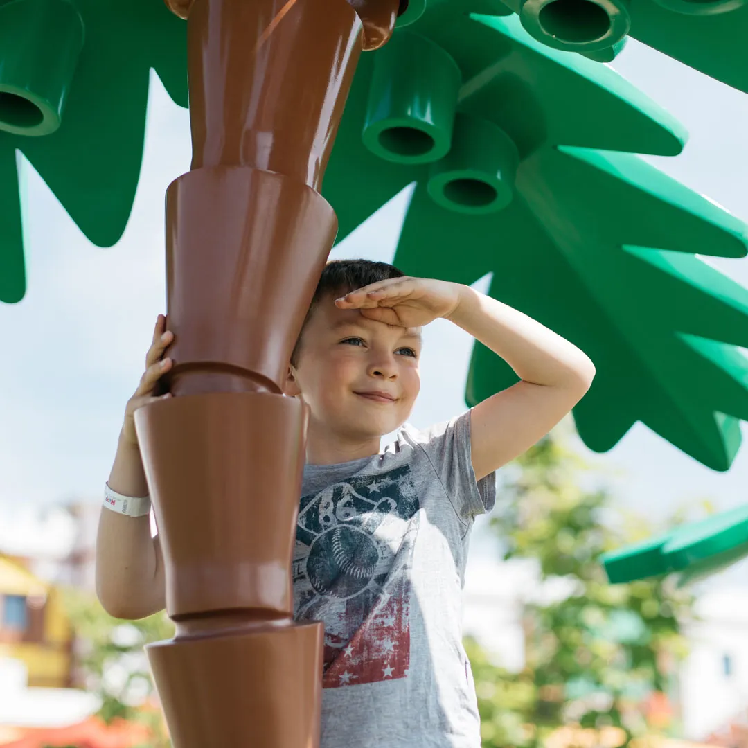 Otevírací doba LEGOLAND Deutschland s chlapcem pod LEGO palmou