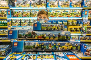 Kind mit LEGO Bausets im LEGOLAND Deutschland