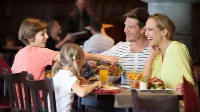 LEGOLAND Schlemmerticket mit Familie beim Essen