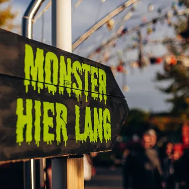 Schild "Monster hier lang" an Halloween im LEGOLAND Deutschland