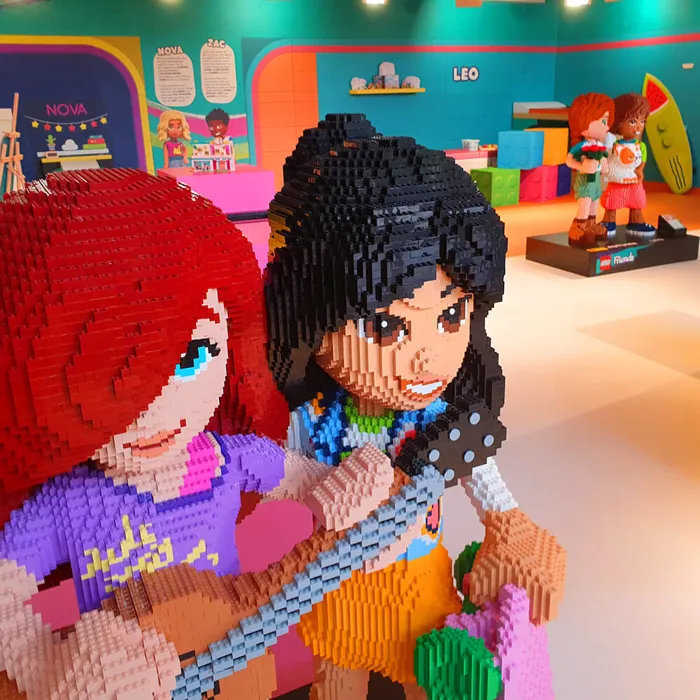Dve velké postavy LEGO Friends v místnosti LEGO Friends v LEGOLAND Deutschland