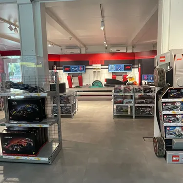Widok wnętrza sklepu Race Base LEGOLAND