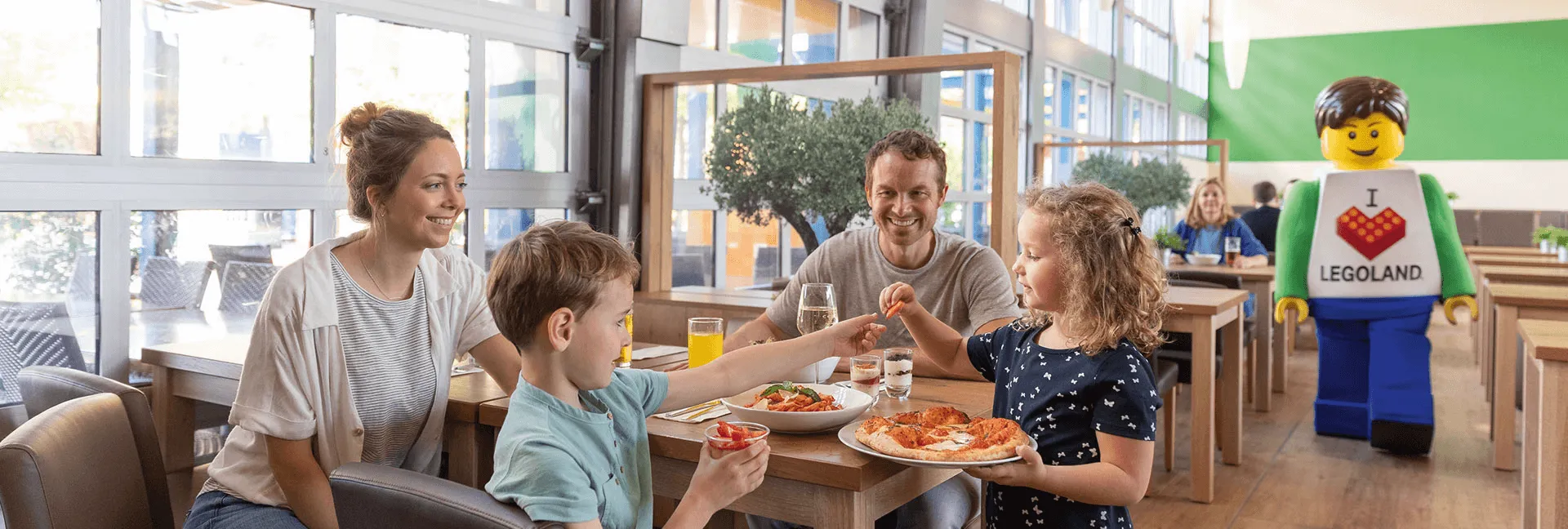Rodzina w restauracji LEGOLAND Pizza Mania