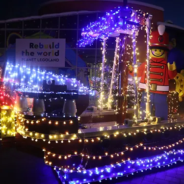 Nave pirata a LEGOLAND Parade al buio