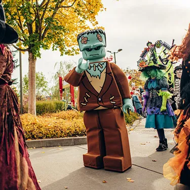 laufende Frankenstein Figur an Halloween im LEGOLAND Deutschland
