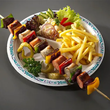 Essen mit Grillspieß, Salat und Pommes im LEGOLAND Restaurant Zum Ritterschmaus