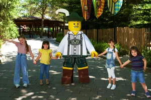 Kinder mit LEGOLAND Bewohner Bayern-Figur