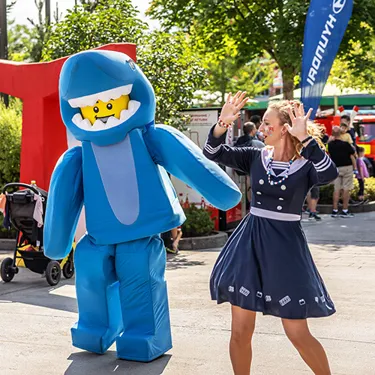 Tänzerin und LEGO Hai bei LEGOLAND Parade